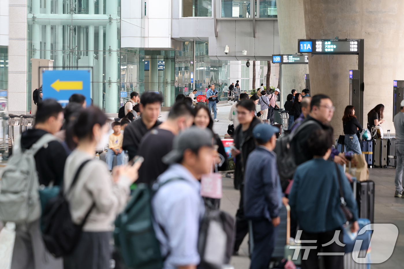 (인천공항=뉴스1) 황기선 기자 = 추석 연휴 마지막날인 9일 오후 인천국제공항 입국장 버스정류장에서 여행객들이 버스를 기다리고 있다.인천공항공사에 따르면 이번 추석 연휴 동안 인 …