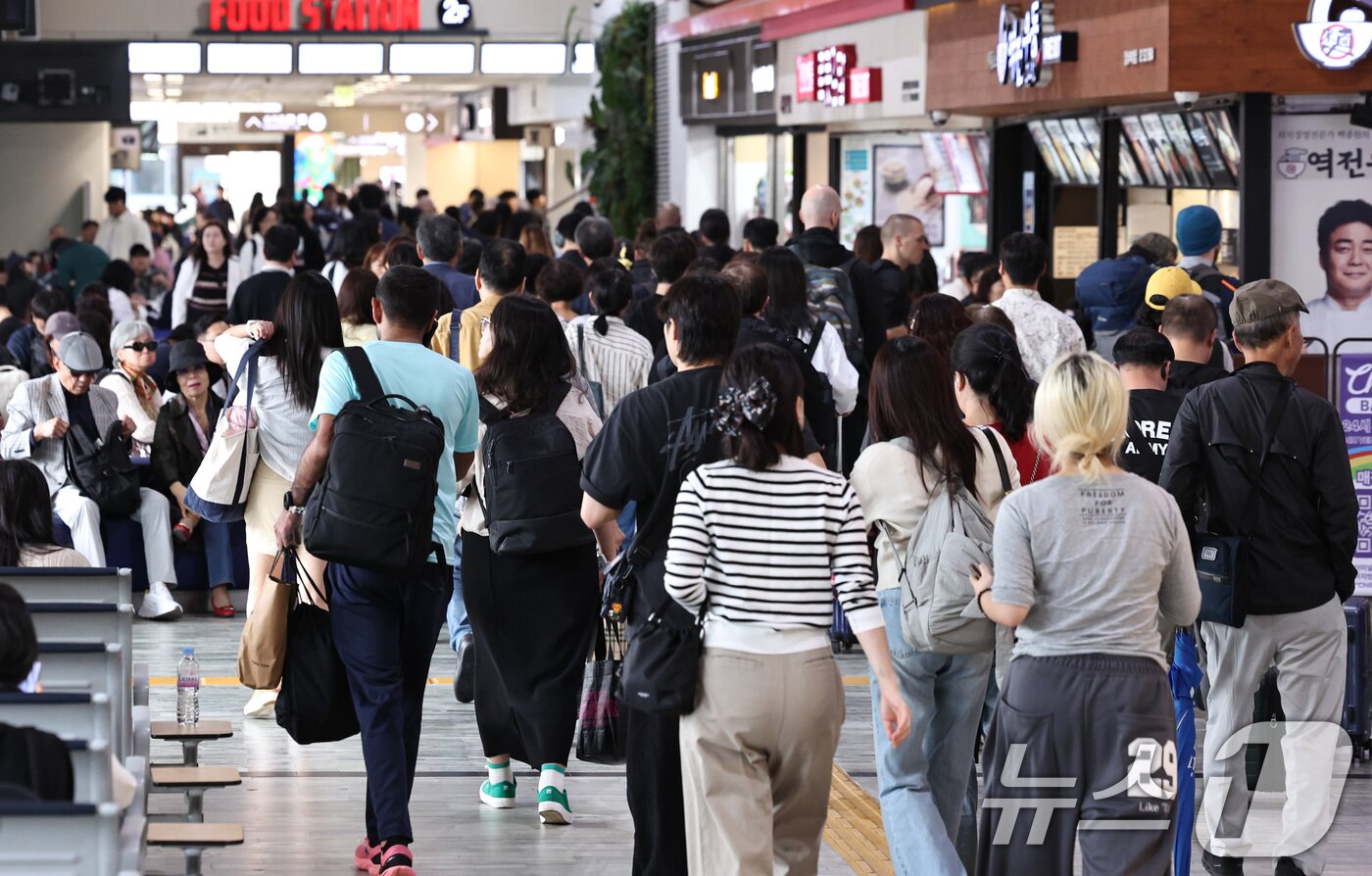 본문 이미지 - 연휴 마지막 날이자 한글날인 9일 서울 서초구 강남고속버스터미널에서 귀경객들이 버스에서 내려 이동하고 있다. 2025.10.9/뉴스1 ⓒ News1 구윤성 기자