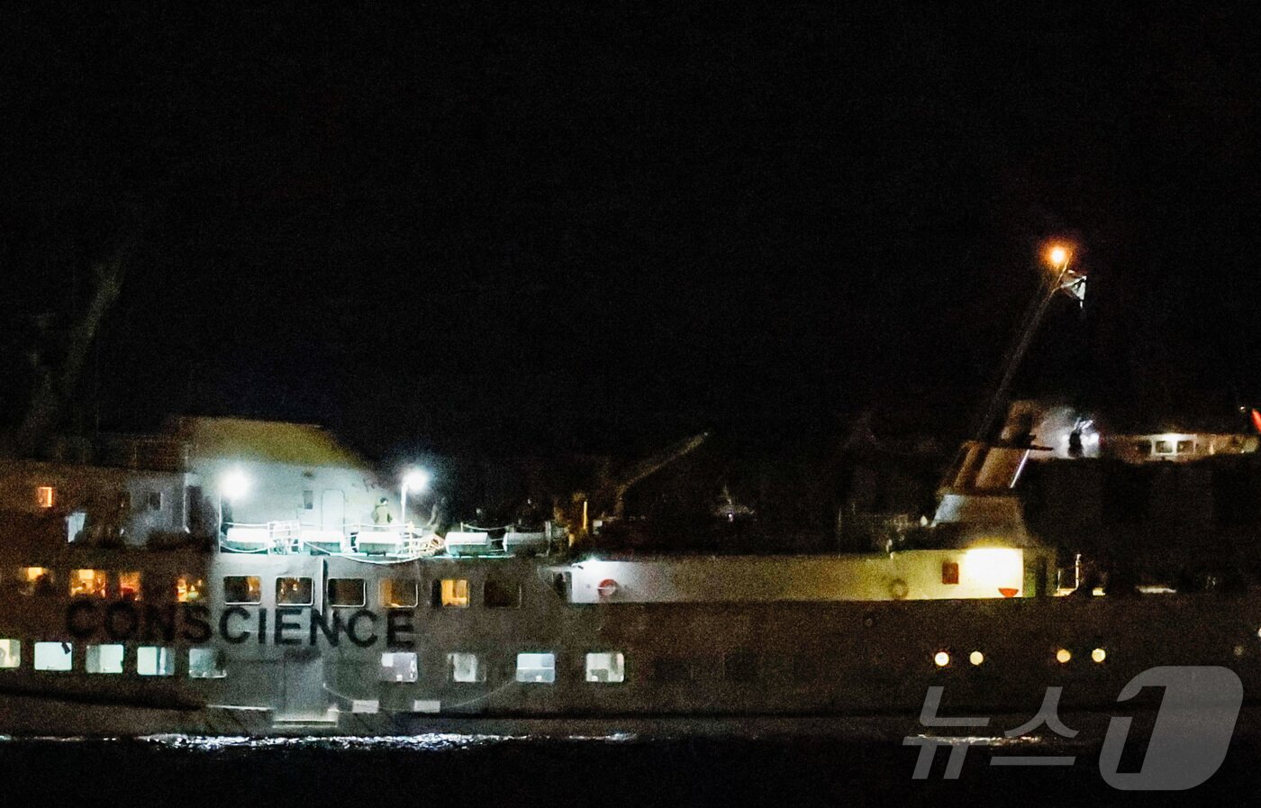 본문 이미지 - 8일 &#39;자유 소함대 연합&#39;&#40;FFC&#41; 소속 선박이 이스라엘 선박의 호위를 받으며 이스라엘 남부의 아쉬도드 항구로 향하고 있다. 2025.10.09 ⓒ 로이터=뉴스1 