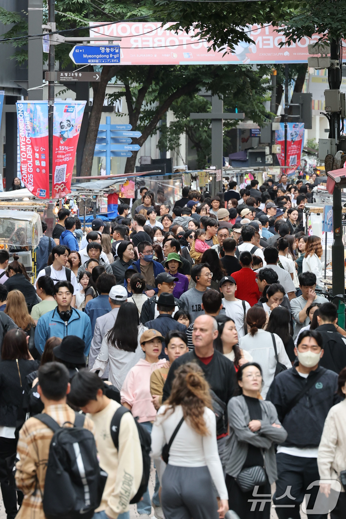 (서울=뉴스1) 이광호 기자 = 추석 연휴 마지막 날인 9일 오후 서울 중구 명동이 나들이 나온 시민들로 붐비고 있다. 2025.10.9/뉴스1