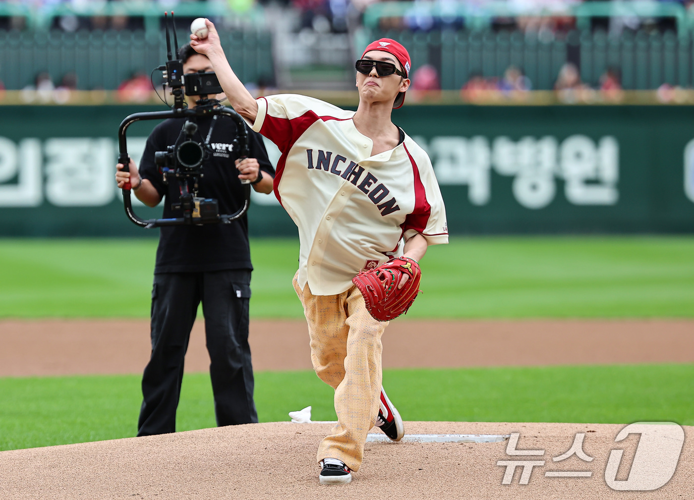 (인천=뉴스1) 김도우 기자 = 배우 최현욱이 9일 오후 인천 SSG 랜더스필드에서 열린 프로야구 2025 신한 SOL뱅크 KBO 준플레이오프 1차전 삼성 라이온즈와 SSG 랜더스 …