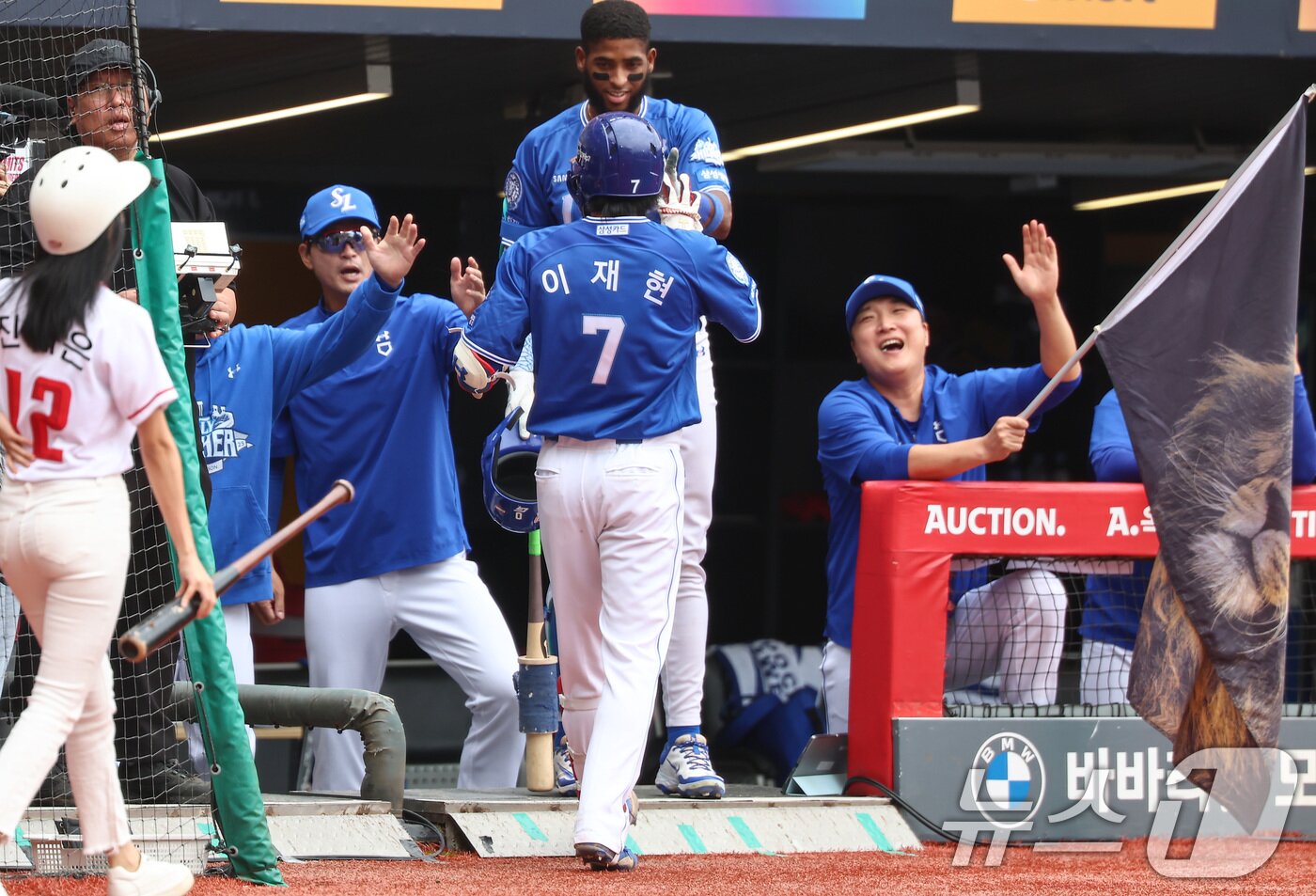 본문 이미지 - 9일 오후 인천 SSG 랜더스필드에서 열린 프로야구 2025 신한 SOL뱅크 KBO 준플레이오프 1차전 삼성 라이온즈와 SSG 랜더스의 경기, 삼성 이재현이 1회초 선두타자로 나서 솔로홈런을 친 후 더그아웃에서 동료들과 기쁨을 나누고 있다. 2025.10.9/뉴스1 ⓒ News1 김도우 기자