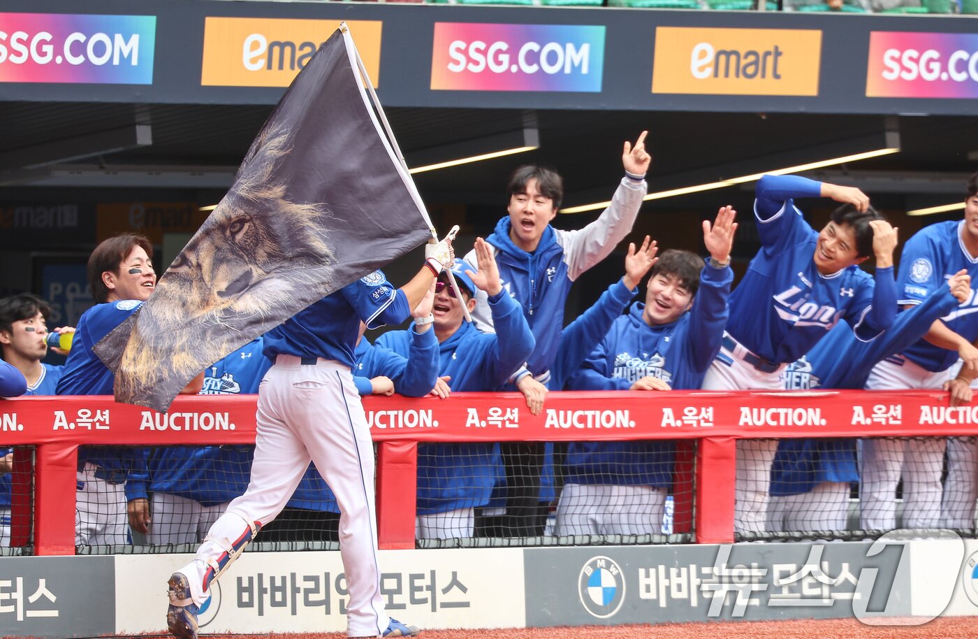 본문 이미지 - 9일 오후 인천 SSG 랜더스필드에서 열린 프로야구 2025 신한 SOL뱅크 KBO 준플레이오프 1차전 삼성 라이온즈와 SSG 랜더스의 경기, 삼성 이재현이 1회초 선두타자로 나서 솔로홈런을 친 후 더그아웃에서 동료들과 기쁨을 나누고 있다. 2025.10.9/뉴스1 ⓒ News1 김도우 기자