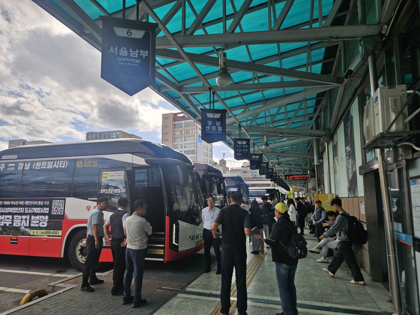 본문 이미지 - 추석 연휴가 끝나는 9일 청주 시외버스터미널에서 귀경길에 오르는 시민들이 승차를 기다리고 있다.2025.10.9/뉴스1 이재규 기자