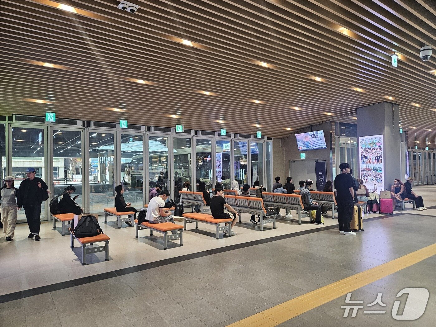 본문 이미지 - 추석 연휴가 끝나는 9일 청주 고속버스터미널에 귀경길에 오르는 시민들이 승차를 기다리고 있다.2025.10.9/뉴스1 이재규 기자 