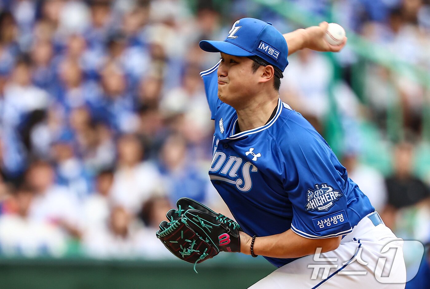 본문 이미지 - 9일 오후 인천 SSG 랜더스필드에서 열린 프로야구 2025 신한 SOL뱅크 KBO 준플레이오프 1차전 삼성 라이온즈와 SSG 랜더스의 경기, 삼성 선발투수 최원태가 1회말 등판해 역투하고 있다. 2025.10.9/뉴스1 ⓒ News1 김도우 기자