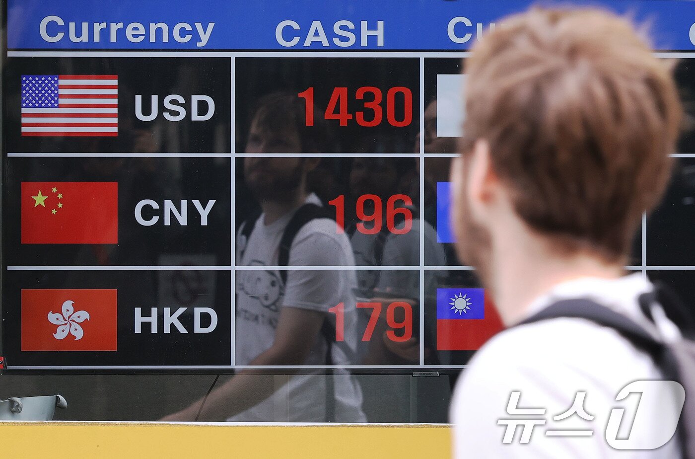 본문 이미지 - 한미 관세 협상 장기화로 원·달러 환율이 급등락을 반복하며 1400원 선을 이어가고 있는 9일 서울 중구 명동 환전소에 환율이 표시돼 있다. 2025.10.9/뉴스1 ⓒ News1 이광호 기자