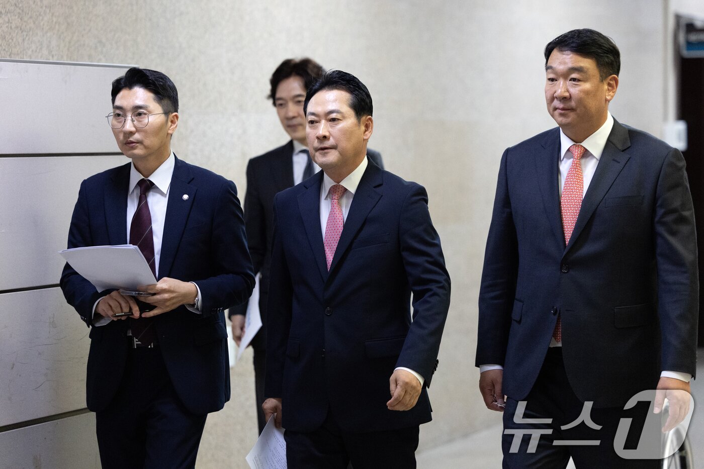 본문 이미지 - 장동혁 국민의힘 대표가 9일 서울 여의도 국회에서 열린 기자간담회에 참석하고 있다. 2025.10.9/뉴스1 ⓒ News1 이승배 기자