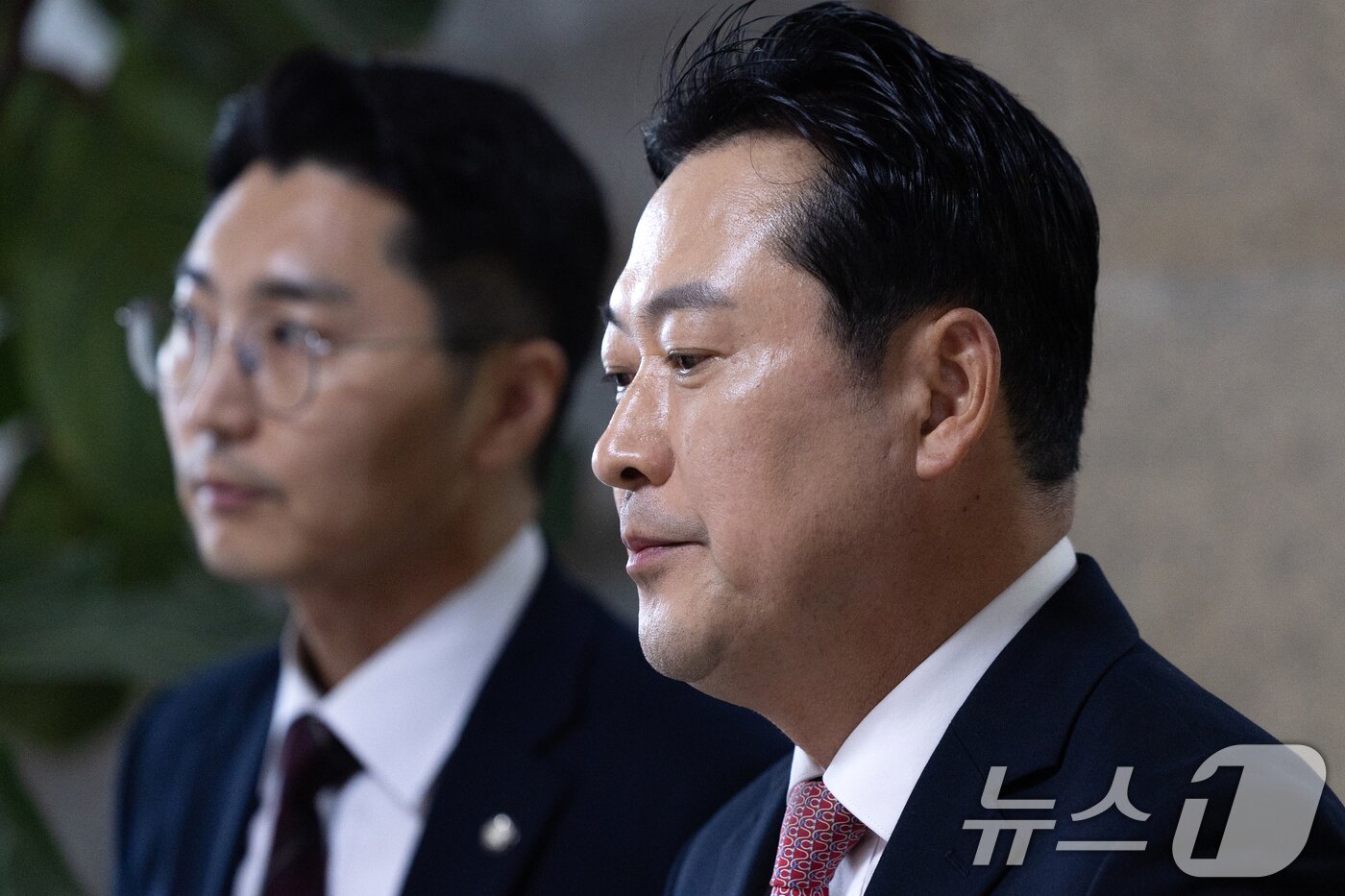 본문 이미지 - 장동혁 국민의힘 대표가 9일 서울 여의도 국회에서 열린 기자간담회에 참석하고 있다. 2025.10.9/뉴스1 ⓒ News1 이승배 기자