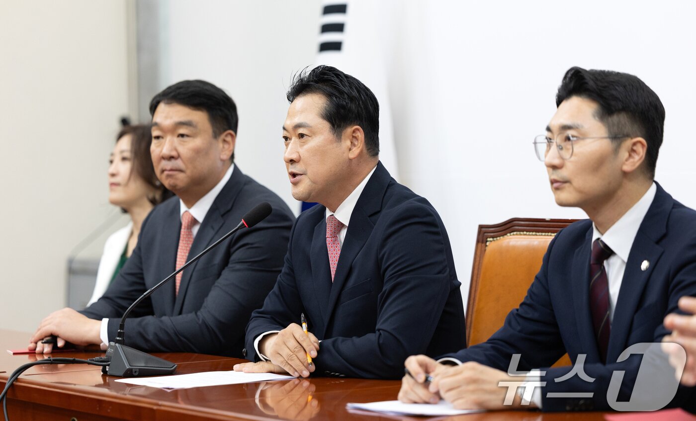 본문 이미지 - 장동혁 국민의힘 대표&#40;가운데&#41;. 2025.10.9/뉴스1 ⓒ News1 이승배 기자
