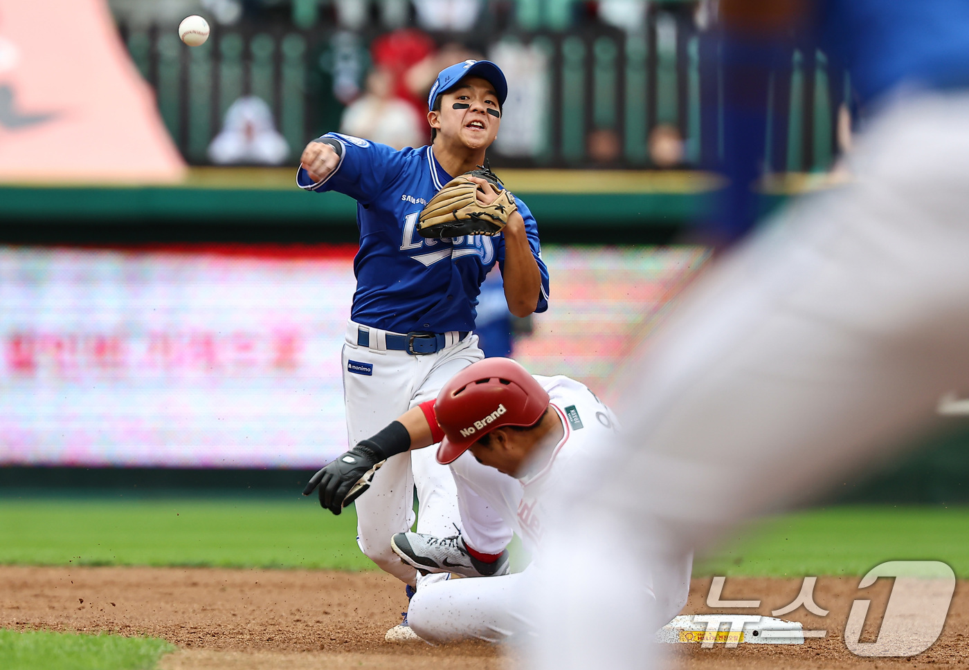 (인천=뉴스1) 김도우 기자 = 9일 오후 인천 SSG 랜더스필드에서 열린 프로야구 2025 신한 SOL뱅크 KBO 준플레이오프 1차전 삼성 라이온즈와 SSG 랜더스의 경기, 2회 …