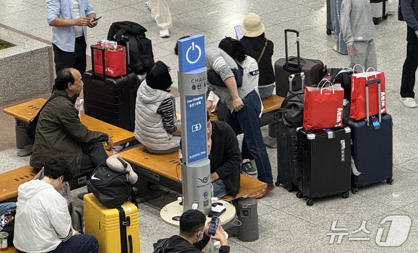 본문 이미지 - 10일 인천국제공항 제1여객터미널 도착층에 시민들이 모여있다.2025.10.9/뉴스1