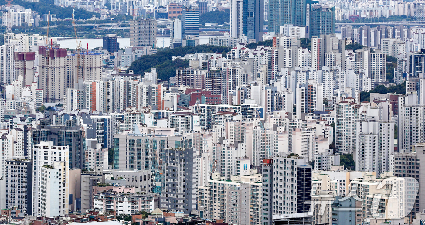 (서울=뉴스1) 이호윤 기자 = 수도권과 지방 아파트 가격 격차가 약 17년 만에 가장 크게 벌어졌다. 9일 한국은행 경제통계시스템에 집계된 지난 7월 아파트 매매 실거래 가격 지 …
