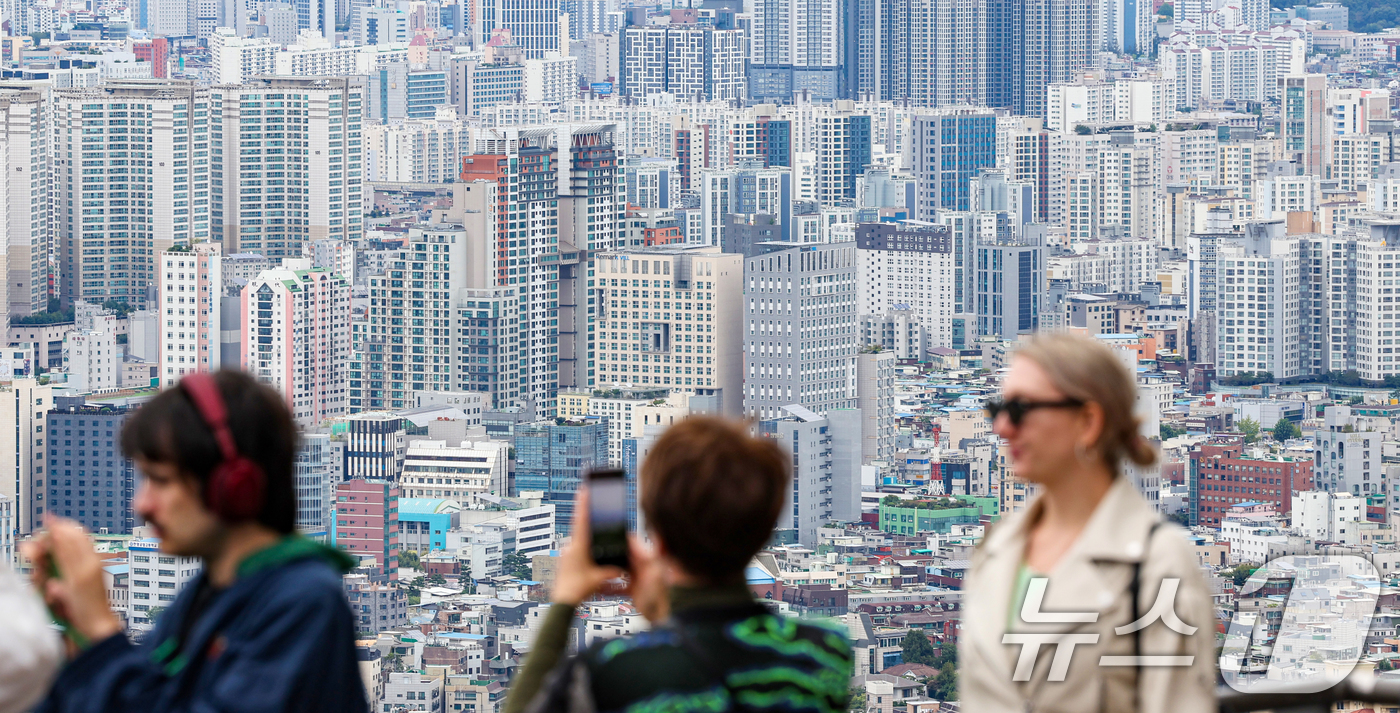 (서울=뉴스1) 이호윤 기자 = 수도권과 지방 아파트 가격 격차가 약 17년 만에 가장 크게 벌어졌다. 9일 한국은행 경제통계시스템에 집계된 지난 7월 아파트 매매 실거래 가격 지 …