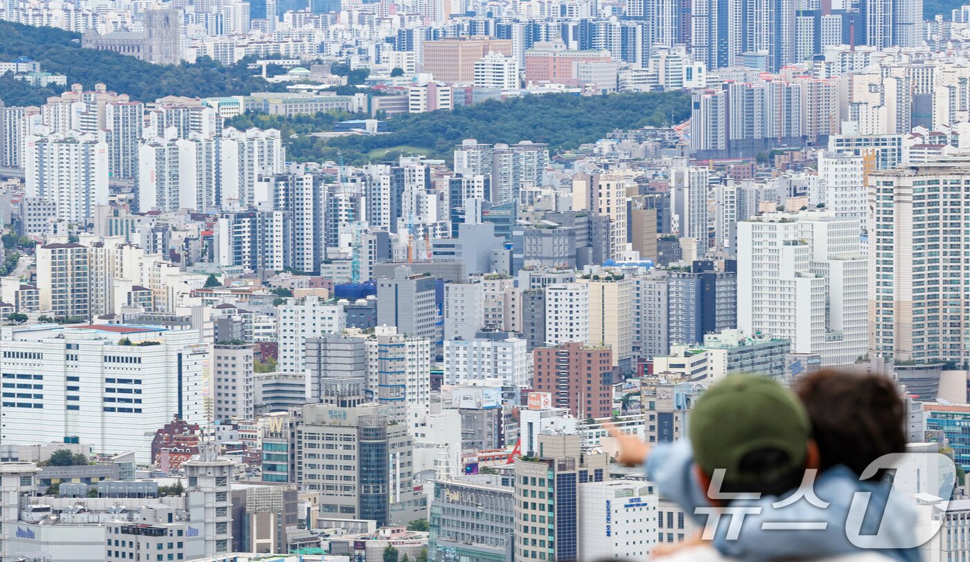 본문 이미지 - 서울 남산에서 바라본 서울 아파트단지 모습. &#40;자료사진&#41;/뉴스1 ⓒ News1 이호윤 기자