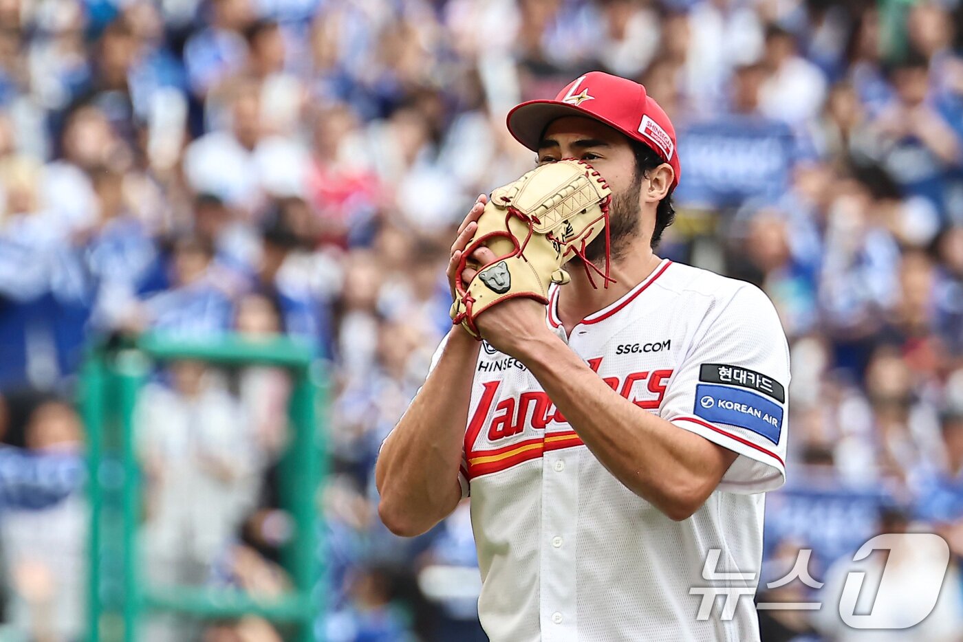본문 이미지 - 9일 오후 인천 SSG 랜더스필드에서 열린 프로야구 2025 신한 SOL뱅크 KBO 준플레이오프 1차전 삼성 라이온즈와 SSG 랜더스의 경기, SSG 선발투수 화이트가 3회초 교체되고 있다. 2025.10.9/뉴스1 ⓒ News1 김도우 기자
