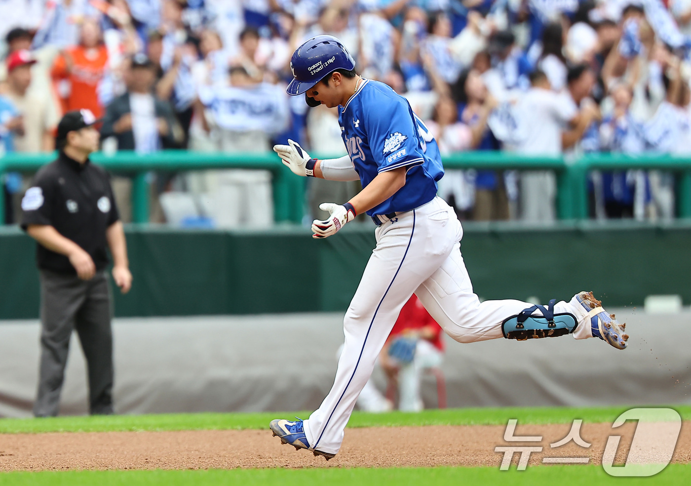 (인천=뉴스1) 김도우 기자 = 9일 오후 인천 SSG 랜더스필드에서 열린 프로야구 2025 신한 SOL뱅크 KBO 준플레이오프 1차전 삼성 라이온즈와 SSG 랜더스의 경기, 3회 …