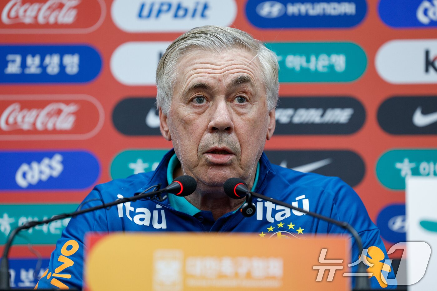 본문 이미지 - 브라질 남자 축구 국가대표팀 카를로 안첼로티 감독이 9일 오후 서울 마포구 월드컵경기장에서 대한민국과의 A매치 평가전을 하루 앞두고 공식 기자회견을 하고 있다. 2025.10.9/뉴스1 ⓒ News1 안은나 기자