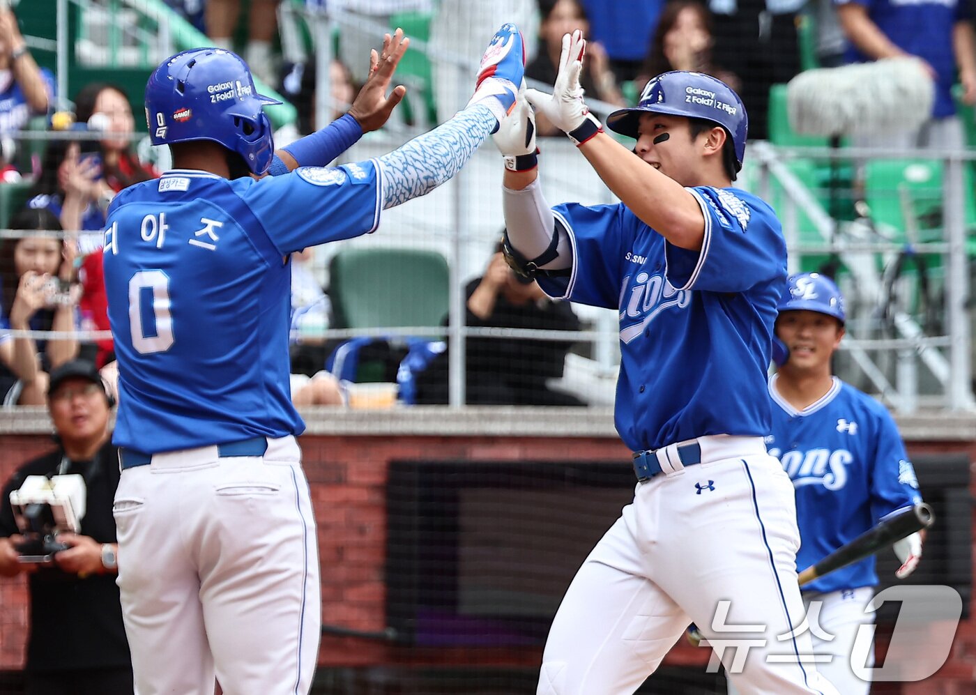 본문 이미지 - 9일 오후 인천 SSG 랜더스필드에서 열린 프로야구 2025 신한 SOL뱅크 KBO 준플레이오프 1차전 삼성 라이온즈와 SSG 랜더스의 경기, 3회초 무사 1루 상황에서 삼성 김영웅이 2점 홈런을 치고 디아즈와 기쁨을 나누고 있다. 2025.10.9/뉴스1 ⓒ News1 김도우 기자