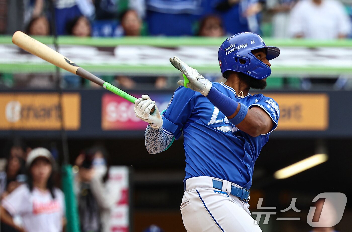 본문 이미지 - 9일 오후 인천 SSG 랜더스필드에서 열린 프로야구 2025 신한 SOL뱅크 KBO 준플레이오프 1차전 삼성 라이온즈와 SSG 랜더스의 경기, 4회초 무사 2루 상황에서 삼성 디아즈가 2루타를 치고 있다. 2025.10.9/뉴스1 ⓒ News1 김도우 기자