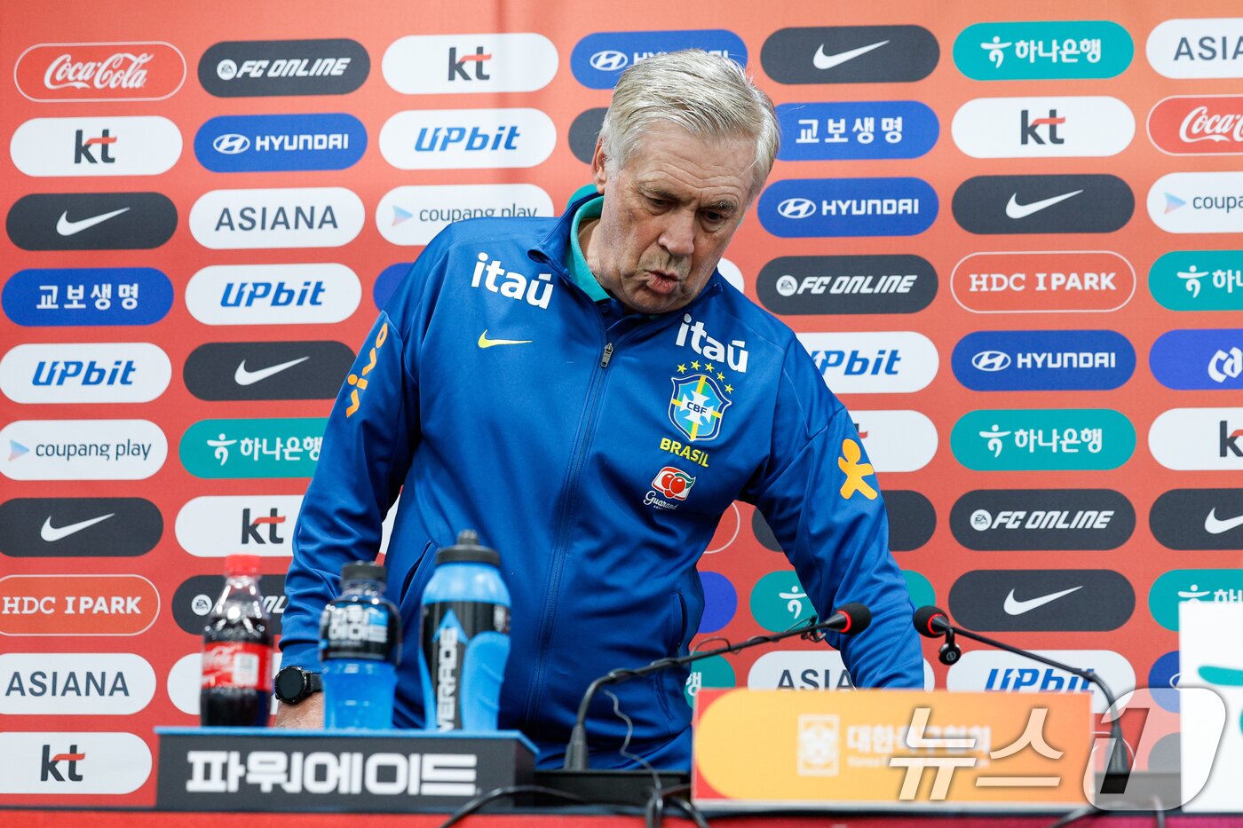 본문 이미지 - 브라질 남자 축구 국가대표팀 카를로 안첼로티 감독이 9일 오후 서울 마포구 월드컵경기장에서 대한민국과의 A매치 평가전을 하루 앞두고 공식 기자회견에 입장하고 있다. 2025.10.9/뉴스1 ⓒ News1 안은나 기자