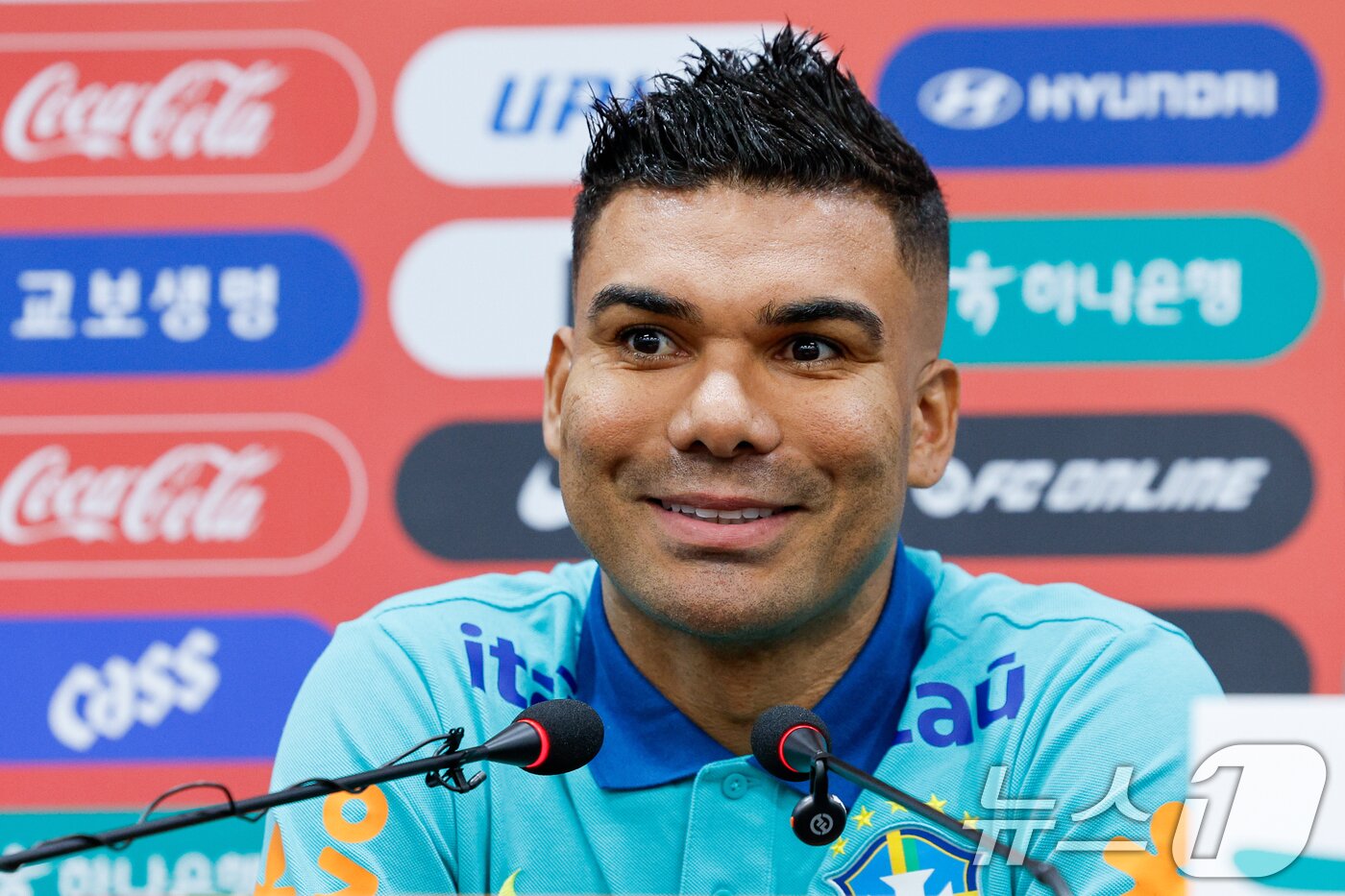 본문 이미지 - 브라질 남자 축구 국가대표팀 카세미루 선수가 9일 오후 서울 마포구 월드컵경기장에서 대한민국과의 A매치 평가전을 하루 앞두고 공식 기자회견을 하고 있다. 2025.10.9/뉴스1 ⓒ News1 안은나 기자