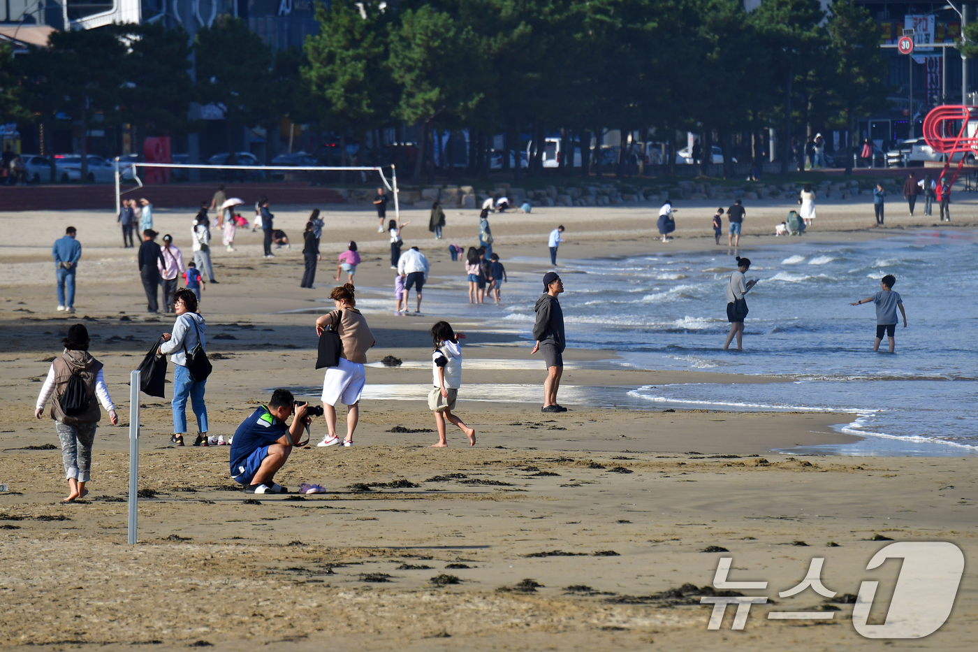 (포항=뉴스1) 최창호 기자 = 9일 오후 경북 포항시 북구 영일대해수욕장에서 관광객들이 물놀이를 즐기고 있다. 2025.10.9/뉴스1