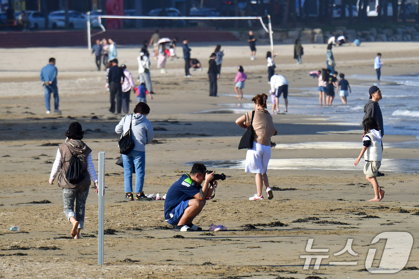 (포항=뉴스1) 최창호 기자 = 9일 오후 경북 포항시 북구 영일대해수욕장에서 관광객들이 물놀이를 즐기고 있다. 2025.10.9/뉴스1