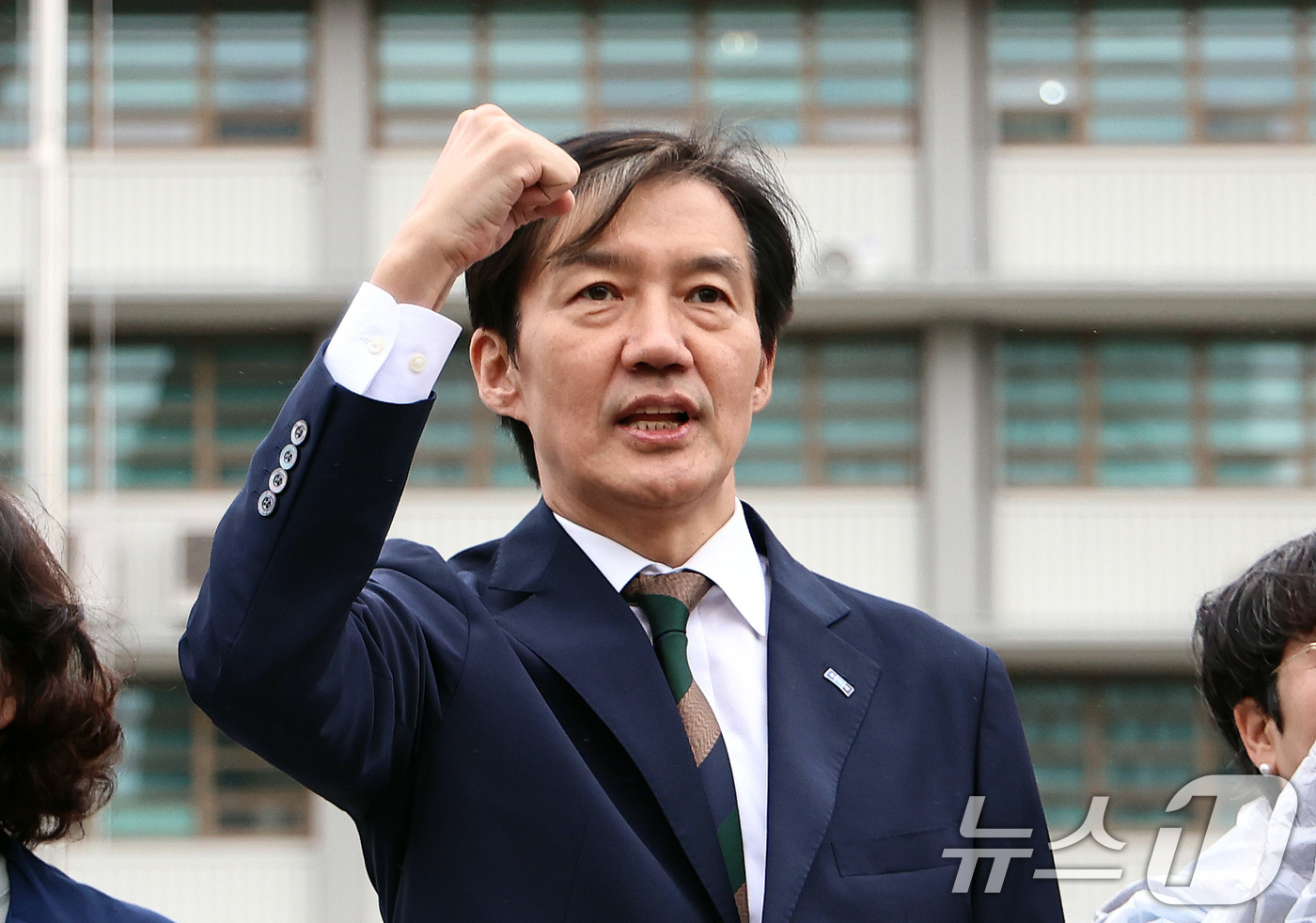 (서울=뉴스1) 구윤성 기자 = 조국 조국혁신당 비상대책위원장이 9일 오후 서울 종로구 주한미국대사관 앞에서 기자회견을 열고, 미국의 관세압박이 부당하다며 이를 철회할 것을 촉구하 …