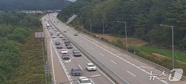 본문 이미지 - 올해 10월 황금연휴 마지막 날이자 한글날인 9일 오후 2시 44분쯤 영동고속도로의 강원 평창군 한 구간 서울 방면 도로가 정체된 모습. &#40;한국도로공사 고속도로 교통정보 폐쇄회로TV 갈무리. 재판매 및 DB금지&#41; 2025.10.9/뉴스1