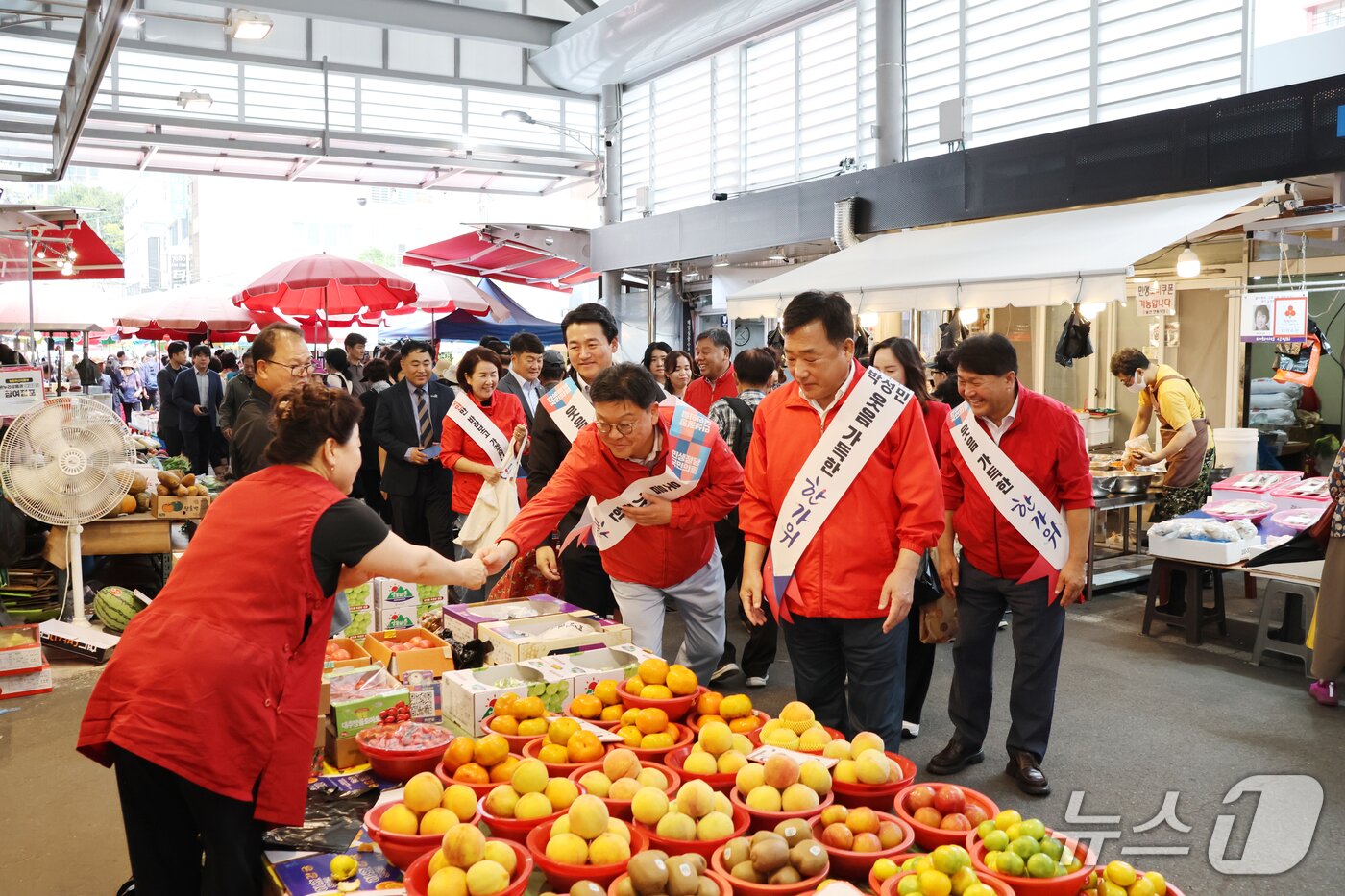 본문 이미지 - 박성민 국민의힘 의원&#40;울산 중구&#41;이 추석 연휴 기간 지역 전통시장을 찾아 시민들과 인사하고 있다.&#40;국민의힘 울산시당 제공. 재판매 및 DB금지&#41;/뉴스1