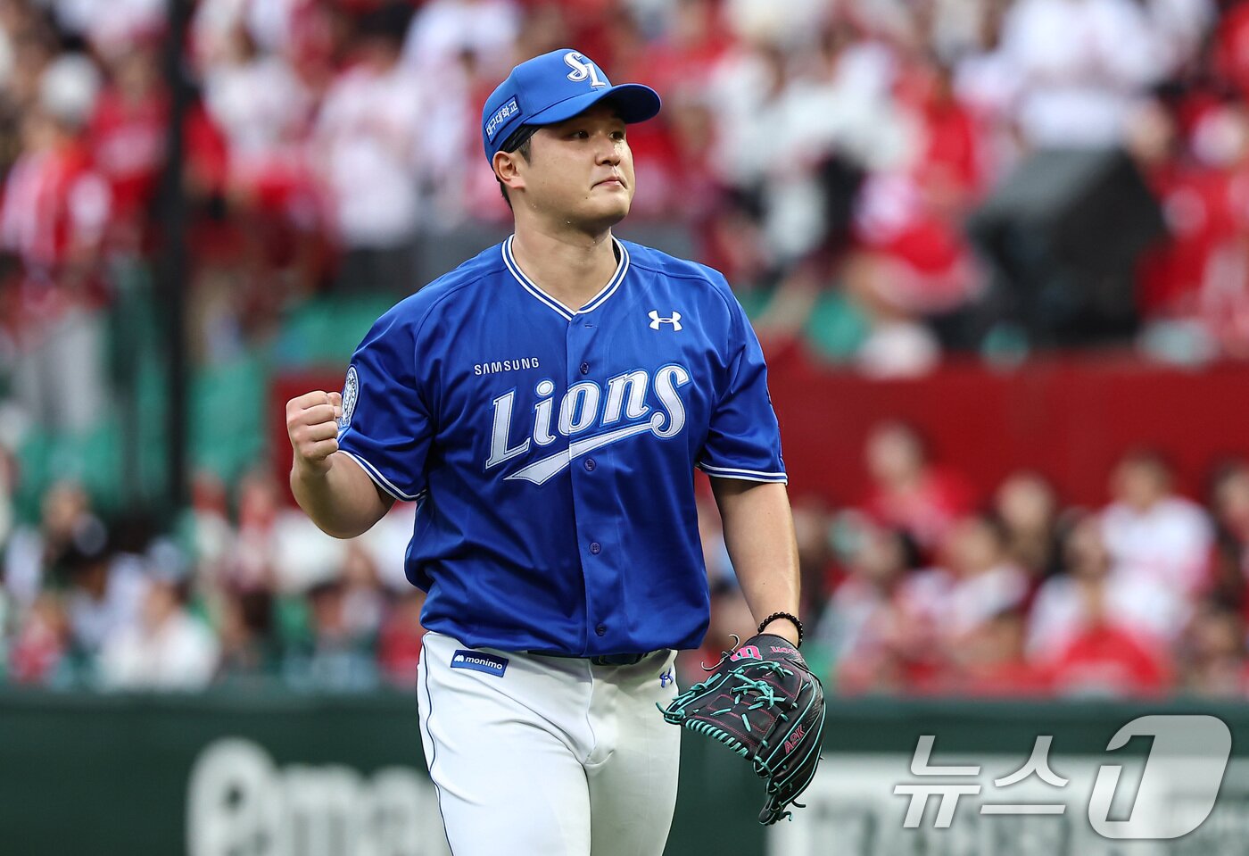 본문 이미지 - 9일 오후 인천 SSG 랜더스필드에서 열린 프로야구 2025 신한 SOL뱅크 KBO 준플레이오프 1차전 삼성 라이온즈와 SSG 랜더스의 경기, 삼성 선발투수 최원태가 6회말을 무실점으로 마친 뒤 주먹을 쥐고 있다. 2025.10.9/뉴스1 ⓒ News1 김도우 기자