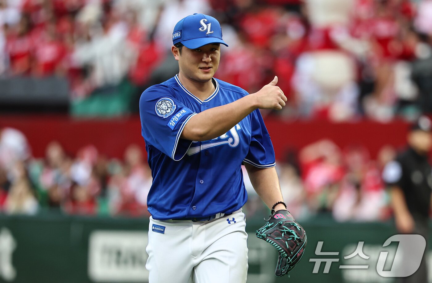 본문 이미지 - 9일 오후 인천 SSG 랜더스필드에서 열린 프로야구 2025 신한 SOL뱅크 KBO 준플레이오프 1차전 삼성 라이온즈와 SSG 랜더스의 경기, 삼성 선발투수 최원태가 6회말을 무실점으로 마친 뒤 엄지를 들어보이고 있다. 2025.10.9/뉴스1 ⓒ News1 김도우 기자