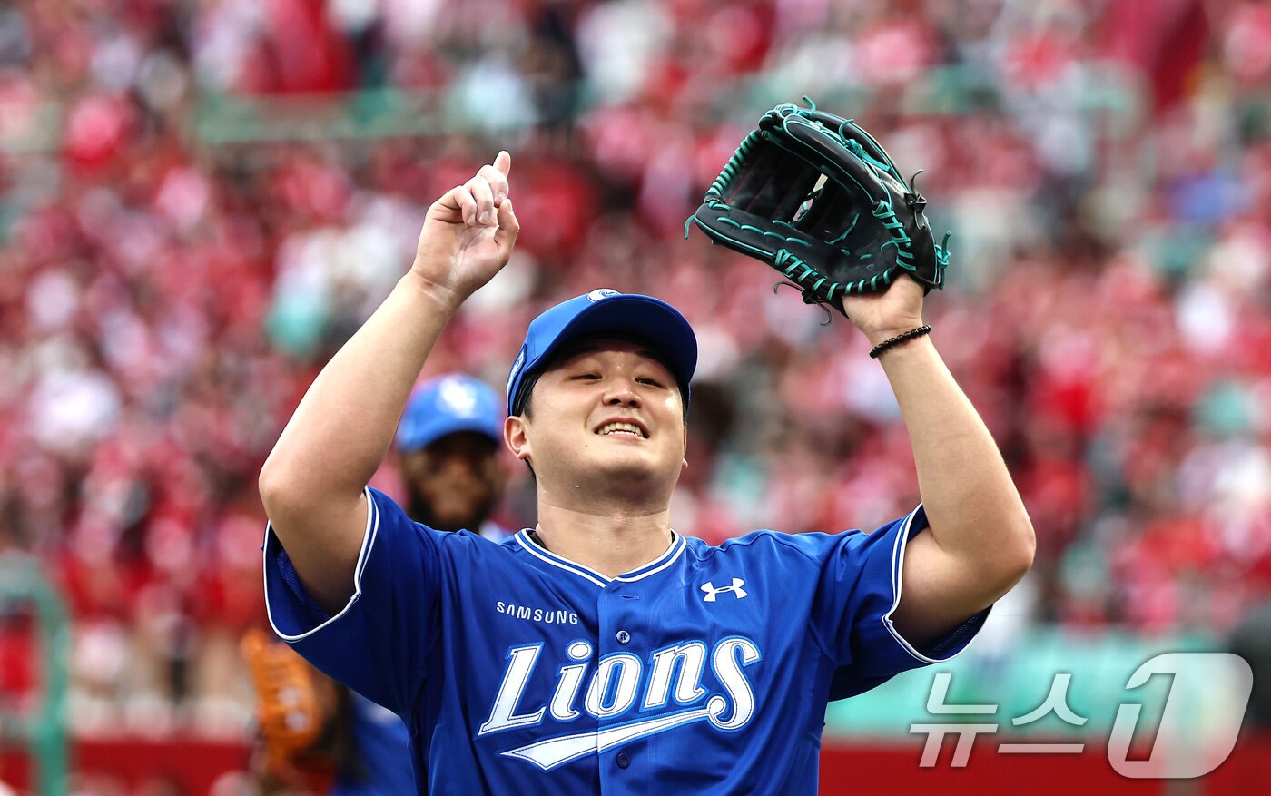 본문 이미지 - 9일 오후 인천 SSG 랜더스필드에서 열린 프로야구 2025 신한 SOL뱅크 KBO 준플레이오프 1차전 삼성 라이온즈와 SSG 랜더스의 경기, 삼성 선발투수 최원태가 6회말을 무실점으로 마친 뒤 기뻐하고 있다. 2025.10.9/뉴스1 ⓒ News1 김도우 기자