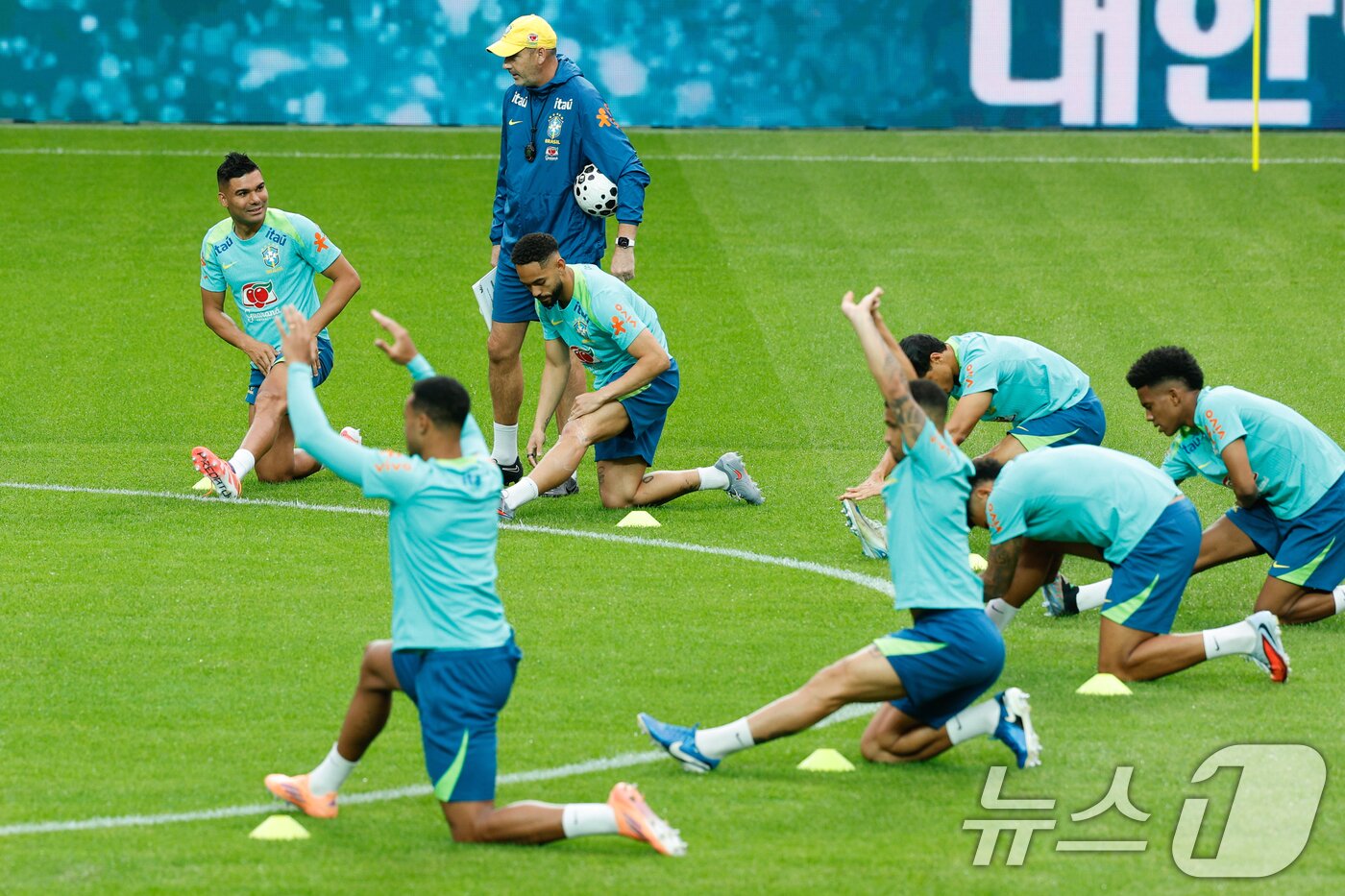 본문 이미지 - 브라질 남자 축구 국가대표팀 주장 카세미루 등 선수들이 대한민국과의 A매치 평가전을 하루 앞둔 9일 오후 서울 마포구 월드컵경기장에서 훈련을 하고 있다. 2025.10.9/뉴스1 ⓒ News1 안은나 기자