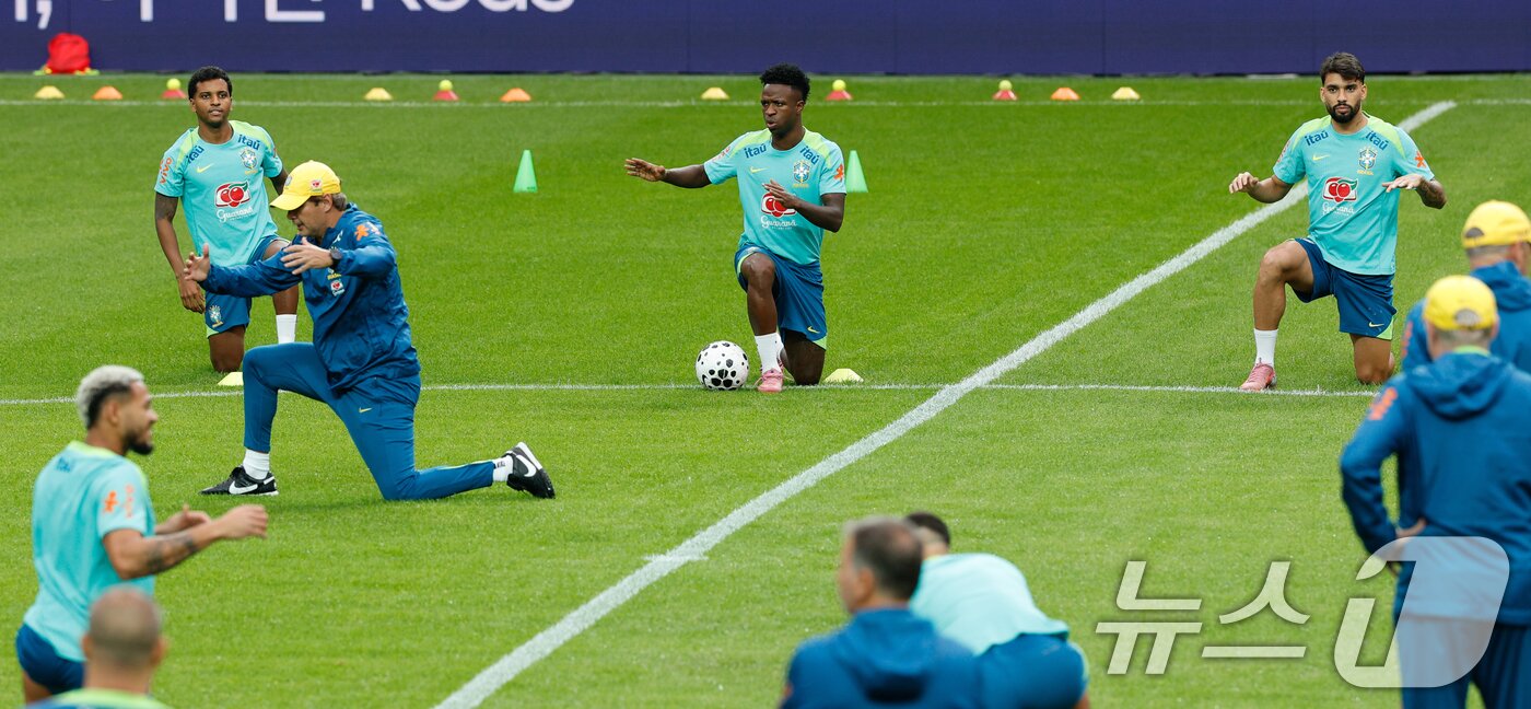 본문 이미지 - 브라질 남자 축구 국가대표팀 호드리구&#40;왼쪽부터&#41;, 비니시우스 주니오르, 루카스 파케타가 대한민국과의 A매치 평가전을 하루 앞둔 9일 오후 서울 마포구 월드컵경기장에서 훈련을 하고 있다. 2025.10.9/뉴스1 ⓒ News1 안은나 기자