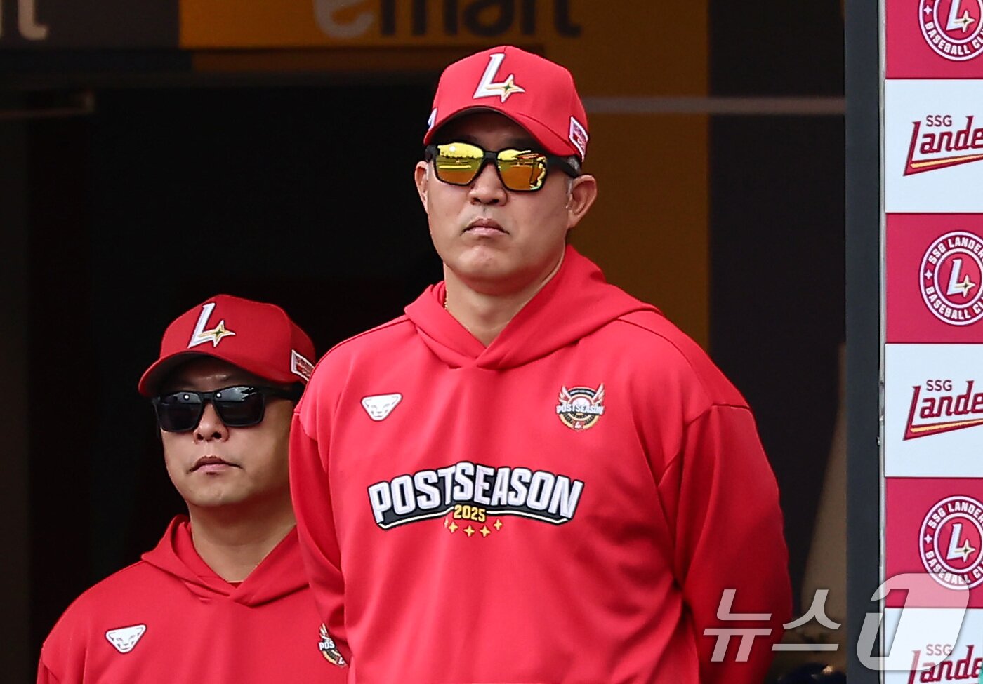 본문 이미지 - 9일 오후 인천 SSG 랜더스필드에서 열린 프로야구 2025 신한 SOL뱅크 KBO 준플레이오프 1차전 삼성 라이온즈와 SSG 랜더스의 경기, SSG 이숭용 감독이 경기를 지켜보고 있다. 2025.10.9/뉴스1 ⓒ News1 김도우 기자