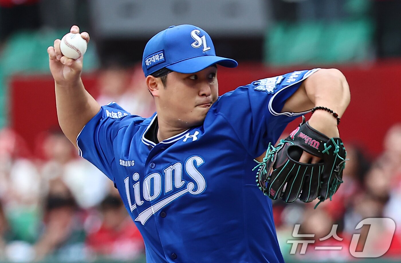 본문 이미지 - 9일 오후 인천 SSG 랜더스필드에서 열린 프로야구 2025 신한 SOL뱅크 KBO 준플레이오프 1차전 삼성 라이온즈와 SSG 랜더스의 경기, 삼성 선발투수 최원태가 6회말 역투하고 있다. 2025.10.9/뉴스1 ⓒ News1 김도우 기자