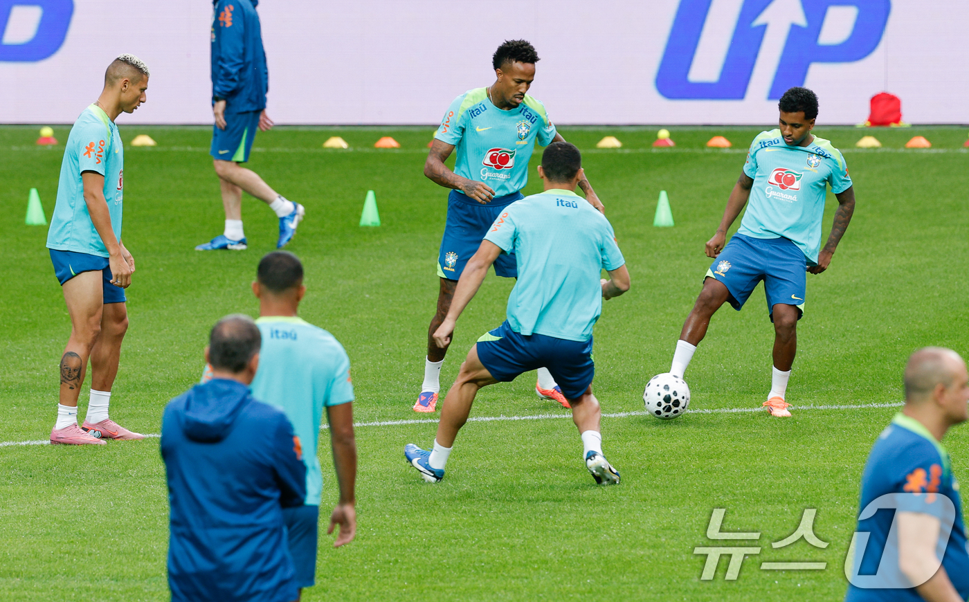 (서울=뉴스1) 안은나 기자 = 브라질 남자 축구 국가대표팀 호드리구, 히샬리송 등 선수들이 대한민국과의 A매치 평가전을 하루 앞둔 9일 오후 서울 마포구 월드컵경기장에서 훈련을 …