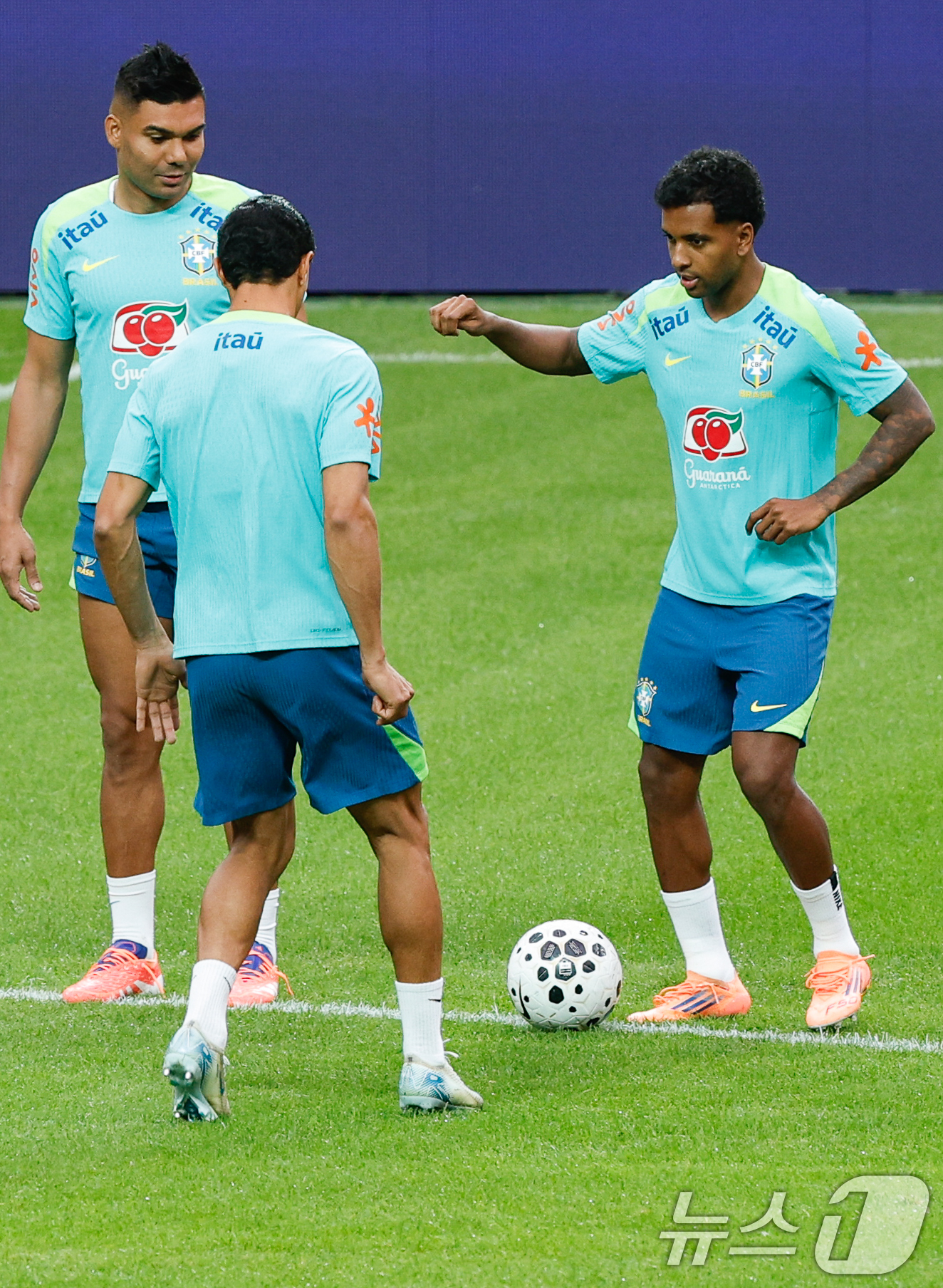 (서울=뉴스1) 안은나 기자 = 라질 남자 축구 국가대표팀 주장 카세미루, 호드리구 등 선수들이 대한민국과의 A매치 평가전을 하루 앞둔 9일 오후 서울 마포구 월드컵경기장에서 훈련 …