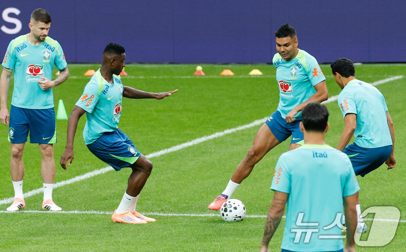 본문 이미지 - 브라질 남자 축구 국가대표팀 주장 카세미루 등 선수들이 대한민국과의 A매치 평가전을 하루 앞둔 9일 오후 서울 마포구 월드컵경기장에서 훈련을 하고 있다. 2025.10.9/뉴스1 ⓒ News1 안은나 기자