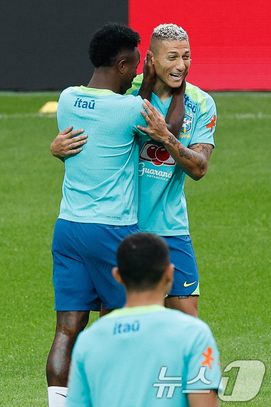 본문 이미지 - 브라질 남자 축구 국가대표팀 히샬리송과 비니시우스가 대한민국과의 A매치 평가전을 하루 앞둔 9일 오후 서울 마포구 월드컵경기장에서 훈련을 하던 중 웃고 있다. 2025.10.9/뉴스1 ⓒ News1 안은나 기자