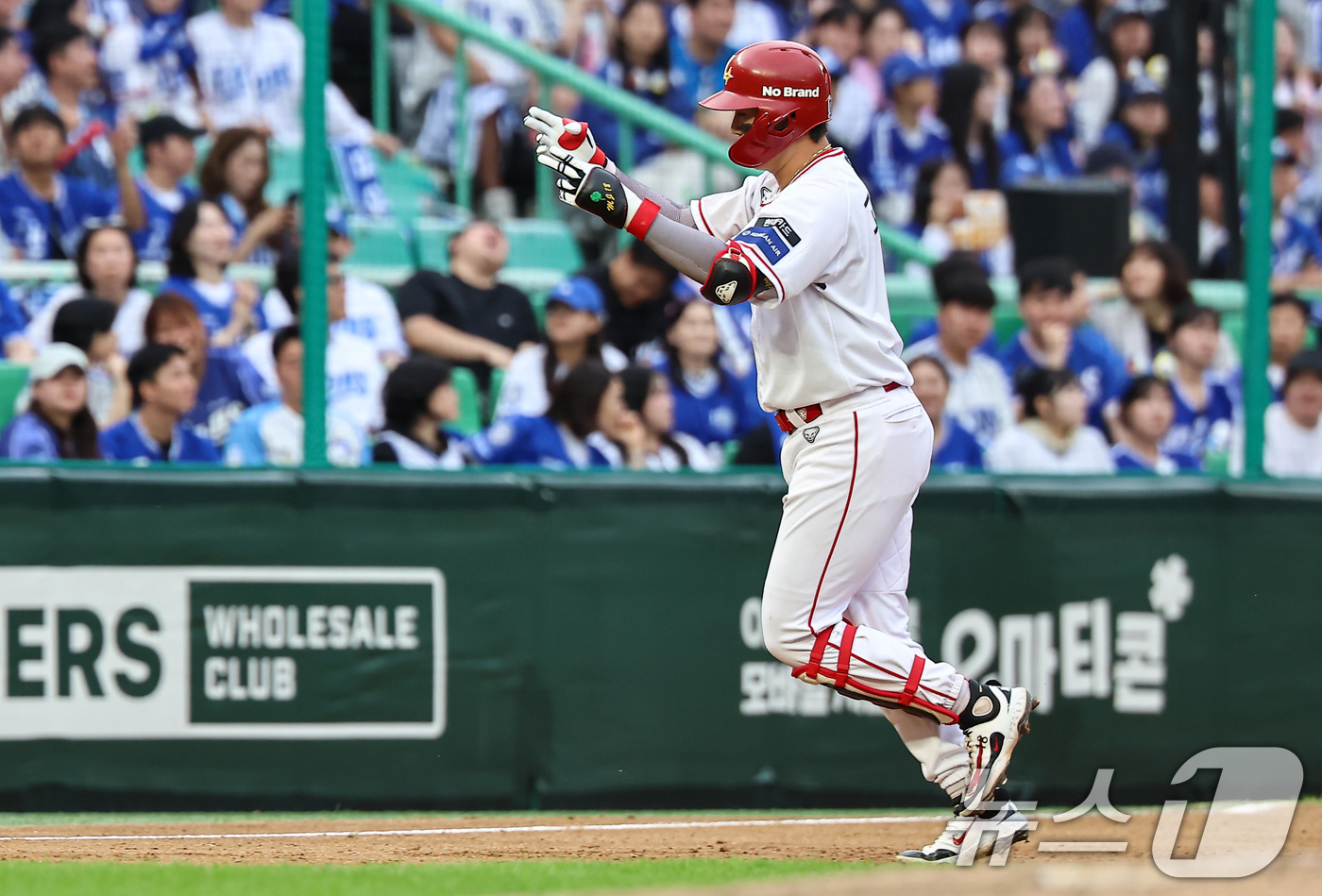 (인천=뉴스1) 김도우 기자 = 9일 오후 인천 SSG 랜더스필드에서 열린 프로야구 2025 신한 SOL뱅크 KBO 준플레이오프 1차전 삼성 라이온즈와 SSG 랜더스의 경기, 7회 …