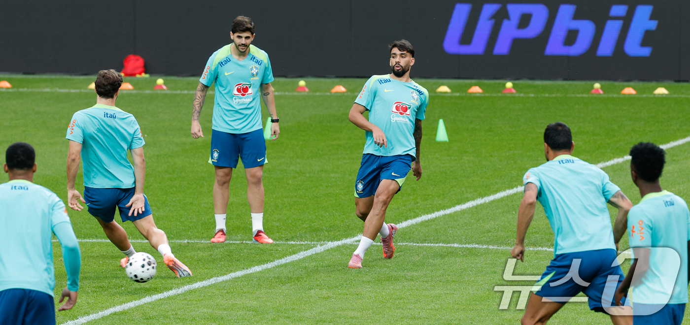 (서울=뉴스1) 안은나 기자 = 브라질 남자 축구 국가대표팀 루카스 파케타 등 선수들이 대한민국과의 A매치 평가전을 하루 앞둔 9일 오후 서울 마포구 월드컵경기장에서 훈련을 하고 …