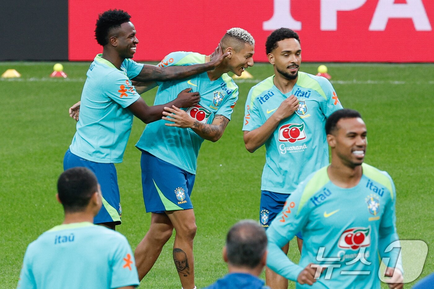 본문 이미지 - 브라질 남자 축구 국가대표팀 히샬리송과 비니시우스가 대한민국과의 A매치 평가전을 하루 앞둔 9일 오후 서울 마포구 월드컵경기장에서 훈련을 하던 중 장난을 치고 있다. 2025.10.9/뉴스1 ⓒ News1 안은나 기자