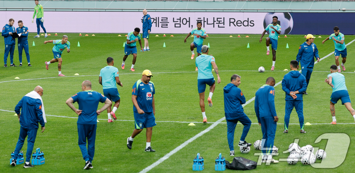 (서울=뉴스1) 안은나 기자 = 브라질 남자 축구 국가대표팀 히샬리송, 호드리구, 비니시우스, 파케타 등 선수들이 대한민국과의 A매치 평가전을 하루 앞둔 9일 오후 서울 마포구 월 …