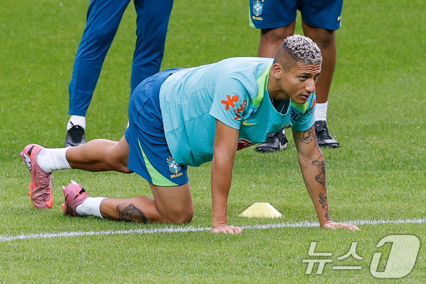본문 이미지 - 브라질 남자 축구 국가대표팀 히샬리송이 대한민국과의 A매치 평가전을 하루 앞둔 9일 오후 서울 마포구 월드컵경기장에서 훈련을 하고 있다. 2025.10.9/뉴스1 ⓒ News1 안은나 기자