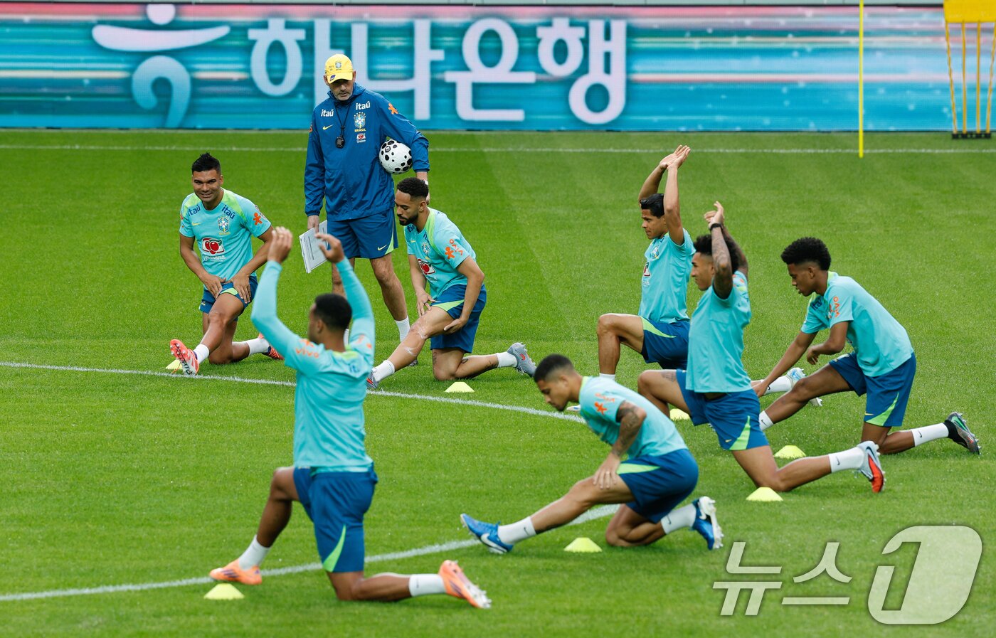 본문 이미지 - 브라질 남자 축구 국가대표팀 주장 카세미루 등 선수들이 대한민국과의 A매치 평가전을 하루 앞둔 9일 오후 서울 마포구 월드컵경기장에서 훈련을 하고 있다. 2025.10.9/뉴스1 ⓒ News1 안은나 기자