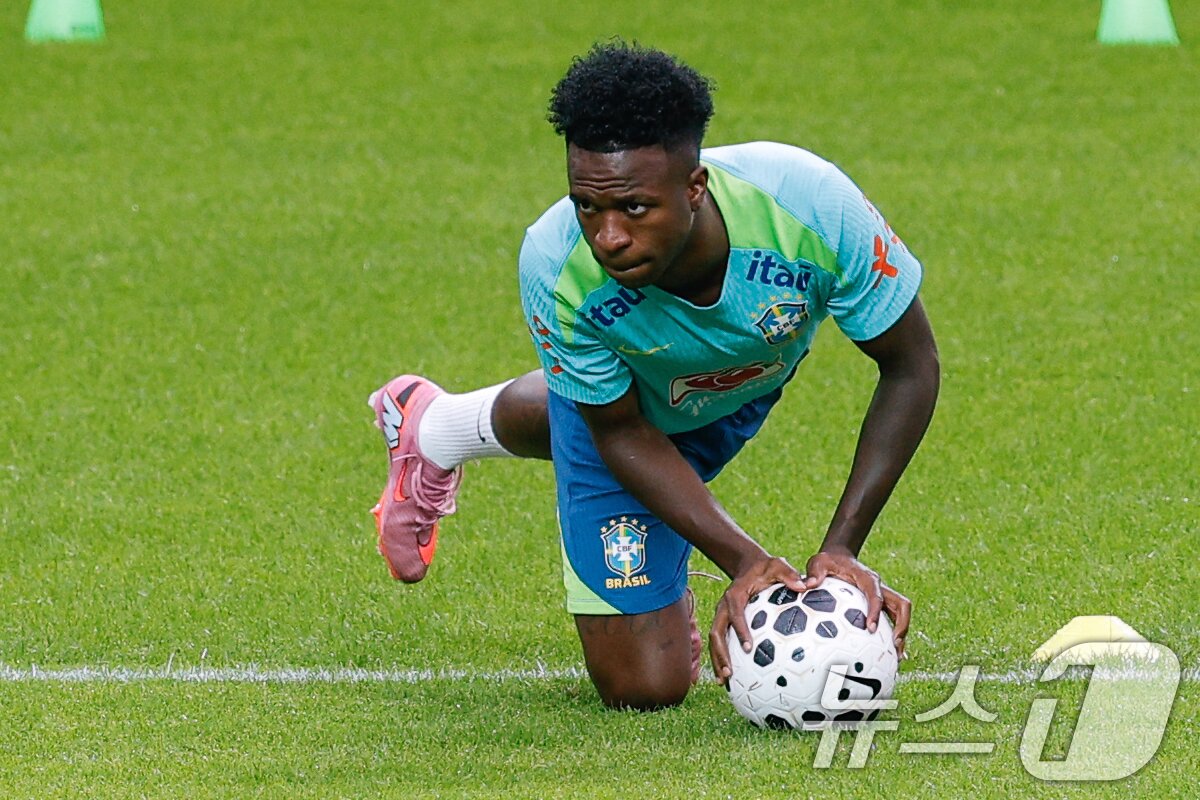 본문 이미지 - 브라질 남자 축구 국가대표팀 비니시우스 주니오르가 대한민국과의 A매치 평가전을 하루 앞둔 9일 오후 서울 마포구 월드컵경기장에서 훈련을 하고 있다. 2025.10.9/뉴스1 ⓒ News1 안은나 기자