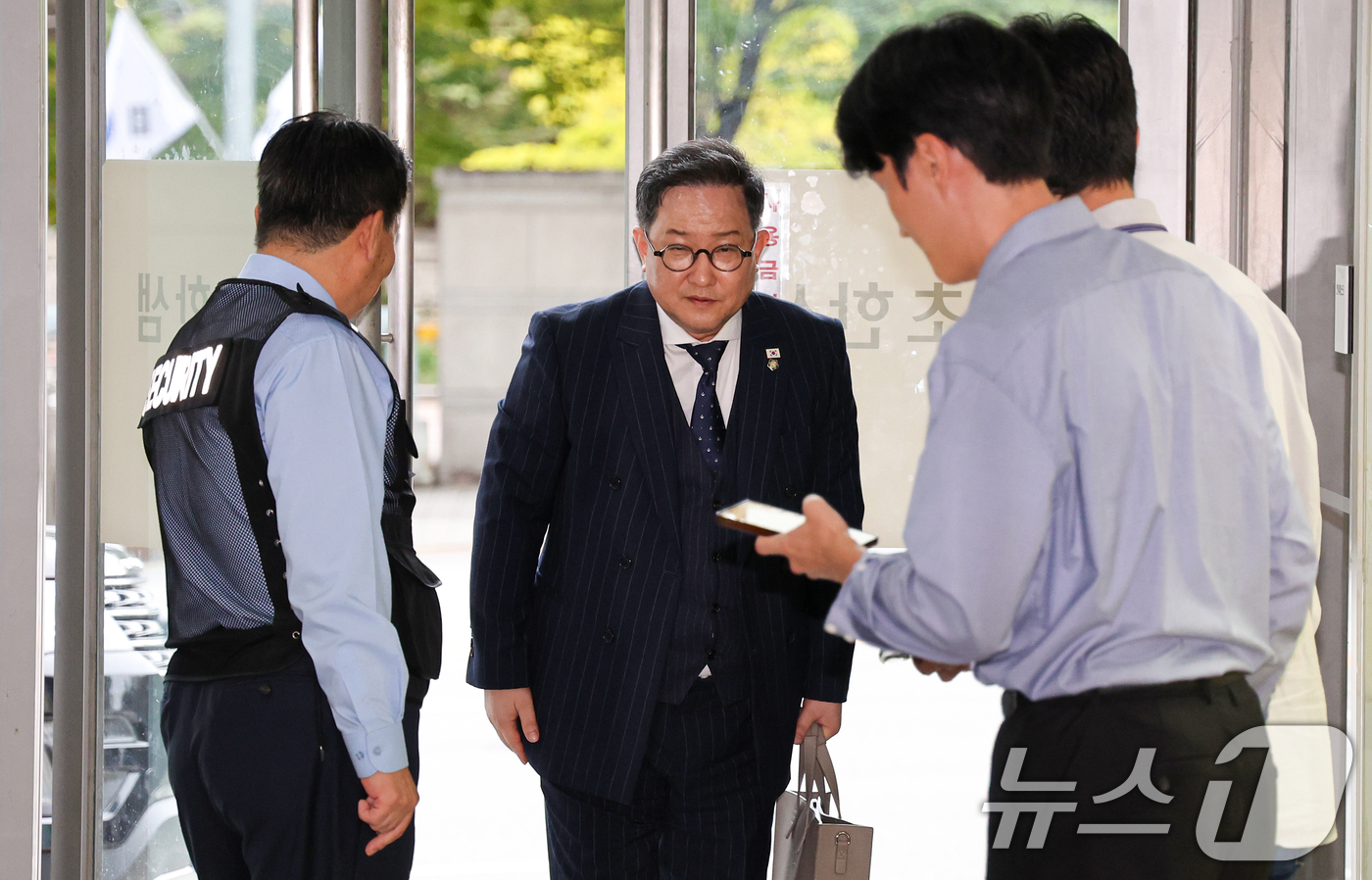 (서울=뉴스1) 이호윤 기자 = 김경호 변호사가 9일 오후 서울 서초구 순직해병특검(특별검사 이명현) 사무실로 경북경찰청 수사 결론(임성근 전 해병대 1사단장 불송치)에 대한 참고 …